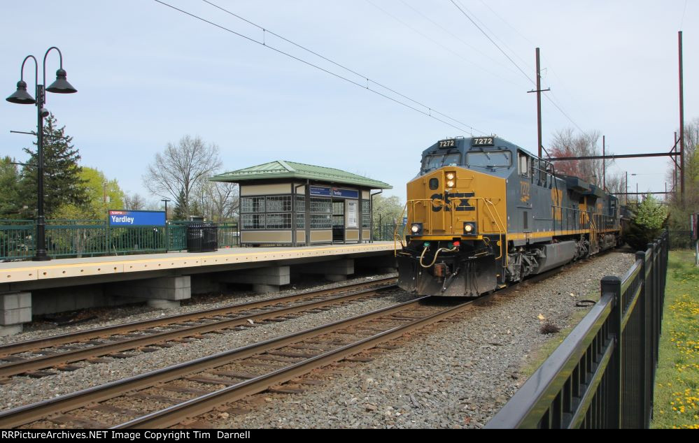 CSX 7272 leading M403